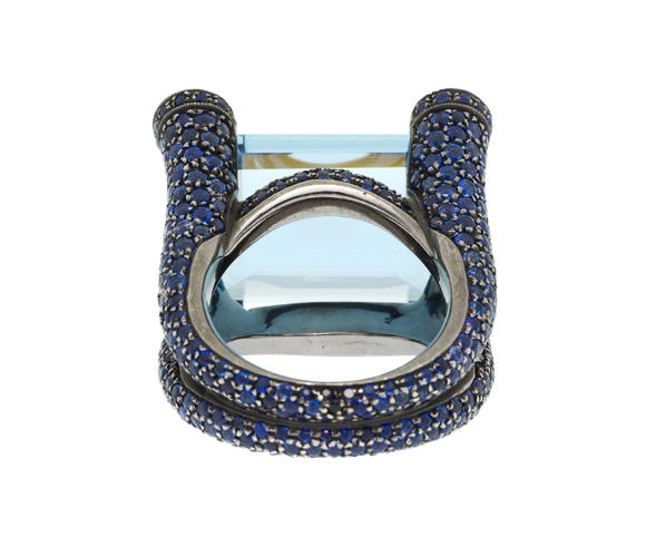 Piguet - H?tel des VentesBague or gris 750 noirci entièrement pavée de saphirs et sertie d'une aigue-marine, chaque griffe est surmontée d'un cabochon de saphir