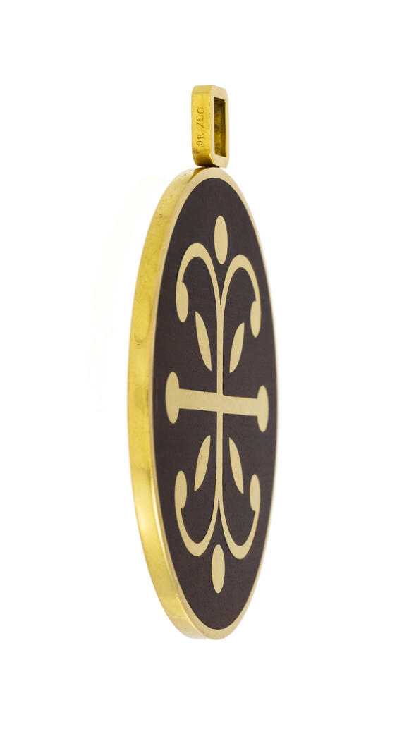 Piguet - H?tel des VentesVan Cleef & Arpels, pendentif circulaire années 1970 or 750 et bois d'amourette décoré du signe du zodiaque du Poisson
