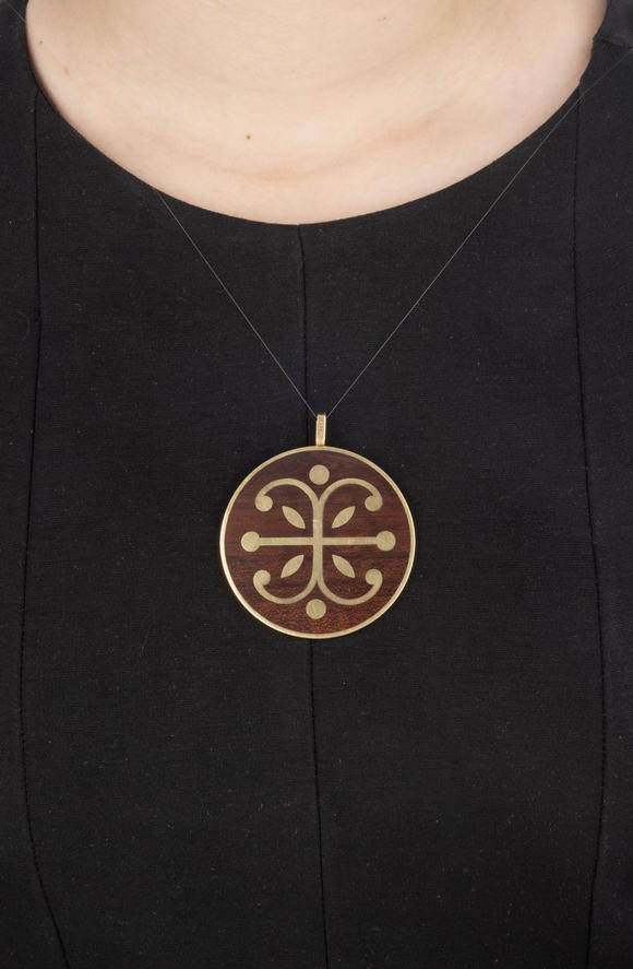 Piguet - H?tel des VentesVan Cleef & Arpels, pendentif circulaire années 1970 or 750 et bois d'amourette décoré du signe du zodiaque du Poisson