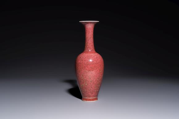 Rob Michiels AuctionsA Chinese peachbloom-glazed vase, 21st C.