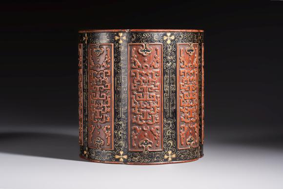 Rob Michiels AuctionsA Chinese gilt black-lacquered huanghuali brush pot with chilong design, Kangxi/Yongzheng