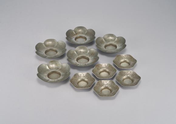 東京中央錫製花卉詩(shī)文茶托一組  金畊左刻錫製詩(shī)文茶托一組
