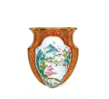 清乾隆 珊瑚红描金开光粉彩山水小壁瓶