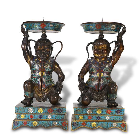 春和美術(shù)清 銅胎掐絲琺瑯胡人獻(xiàn)寶燭臺(tái)一對(duì)