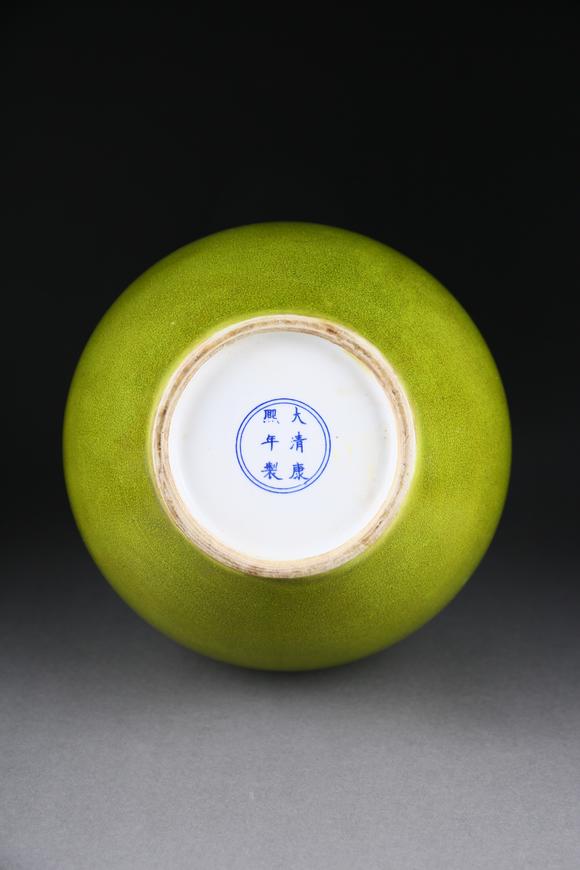 春和美術(shù)蘋果綠釉天球瓶
