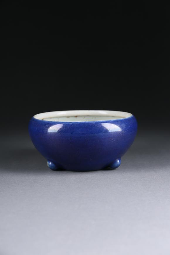 春和美術(shù)藍(lán)釉三足洗