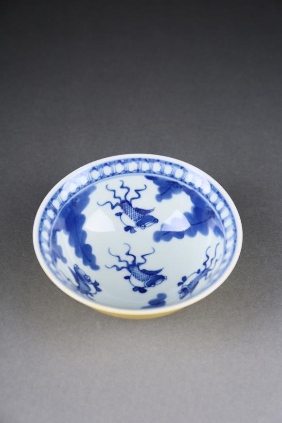 春和美術(shù)甜黃釉青花遊魚碗