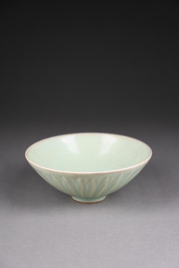 春和美術龍泉窯青釉菊瓣碗