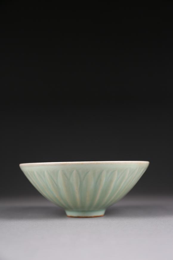 春和美術(shù)龍泉窯青釉菊瓣碗