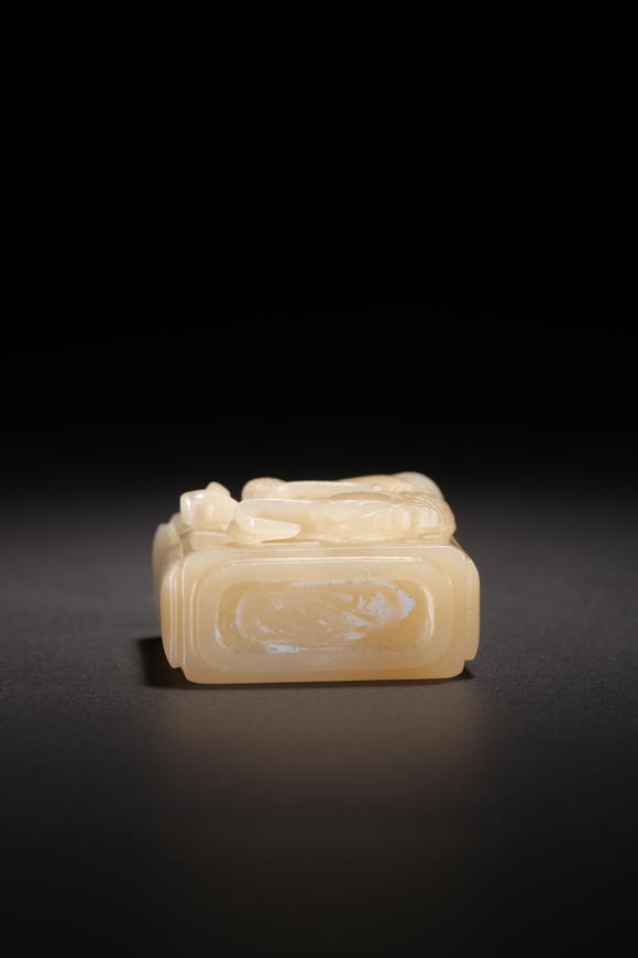 春和美術(shù)清代 和田玉蓮年有餘鼻煙壺