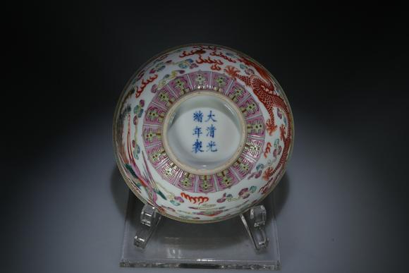 北京懋隆拍賣清光緒 粉彩龍鳳紋碗