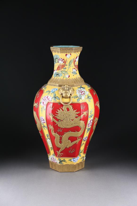 萬領(lǐng)國際粉彩軋道描金花卉龍紋八方鋪首瓶