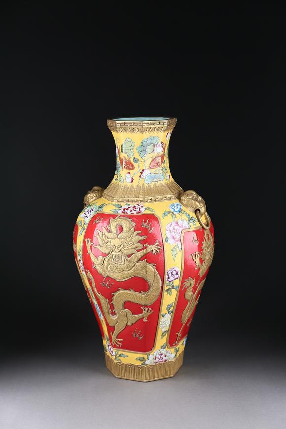 萬領(lǐng)國際粉彩軋道描金花卉龍紋八方鋪首瓶