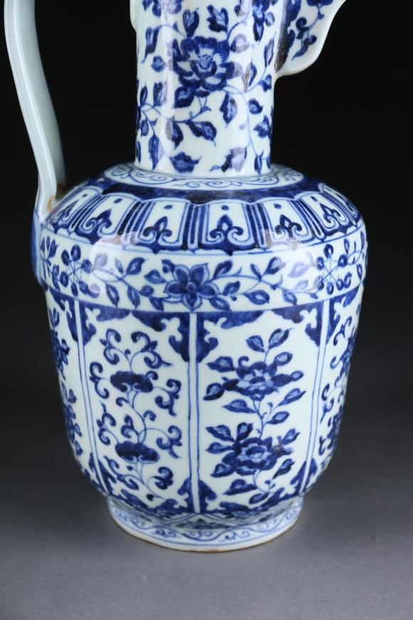 萬領(lǐng)國際青花開光花卉紋壺