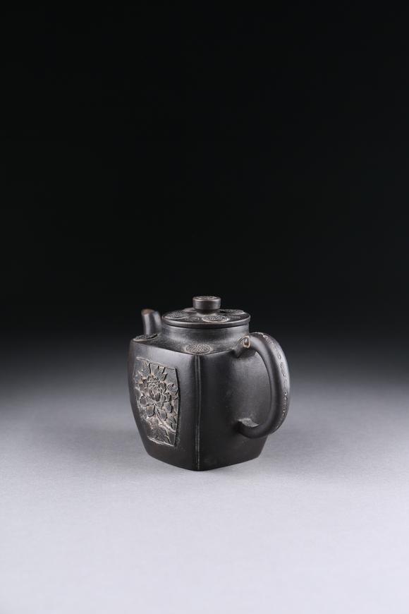 萬(wàn)領(lǐng)國(guó)際紫砂牡丹紋壺