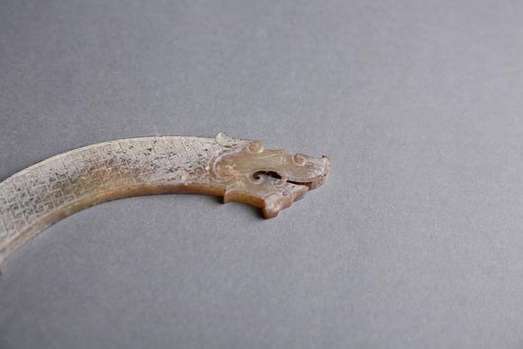 萬(wàn)領(lǐng)國(guó)際白玉勾連云紋龍首玉璜