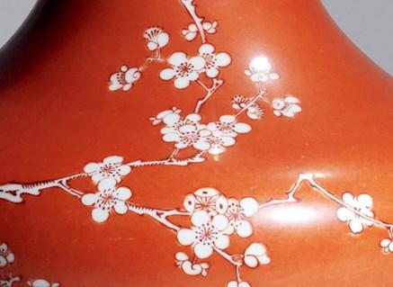  中佳信拍賣清道光 珊瑚紅地留白喜上眉梢長(zhǎng)頸撇口瓶