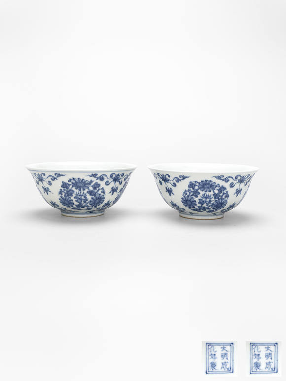 豐藝香港拍賣青花團(tuán)菊纏枝花卉紋碗一對“大明成化年製”款