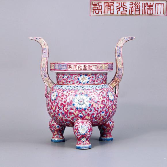 香港華輝清 粉彩纏枝蓮紋三足爐 