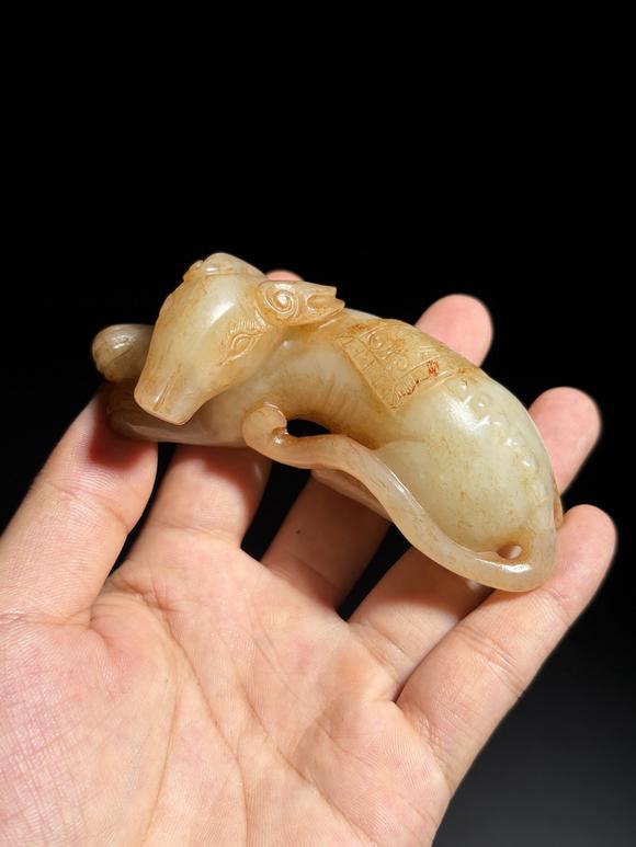 北京億宬和田玉臥犬 
