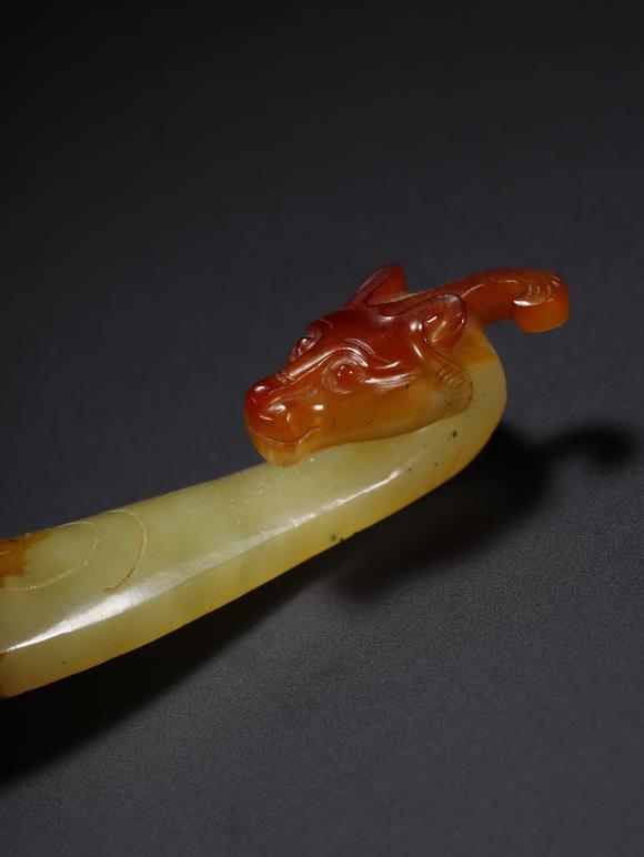 北京億宬黃玉龍帶勾 
