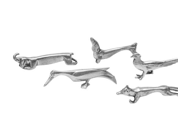 Piguet - H?tel des VentesSuite de 6 porte-couteaux animaux en métal argenté, XXe s., divers poin?ons dont Gallia et WMF, long. env. 8 cm