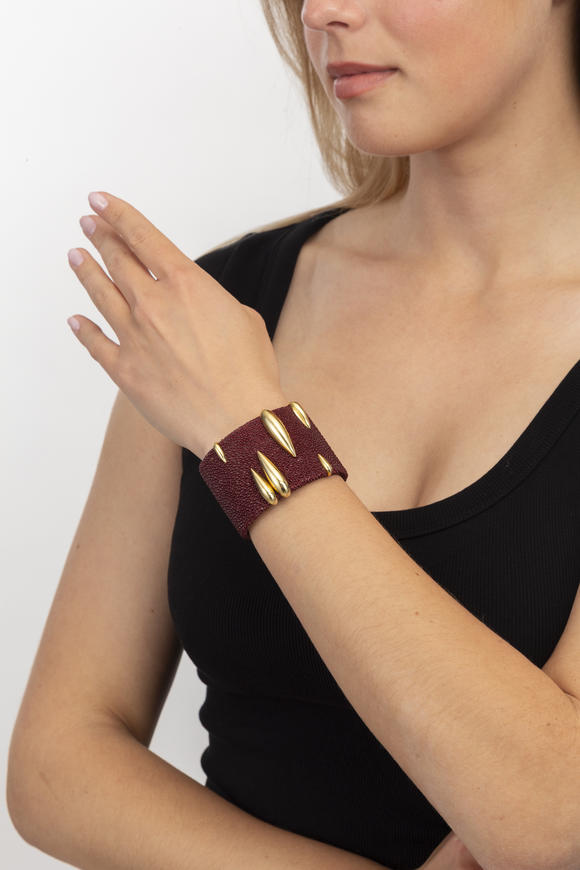 Piguet - H?tel des VentesDe Grisogono, bracelet manchette en galuchat bordeaux orné d'éléments fuselés en or 750