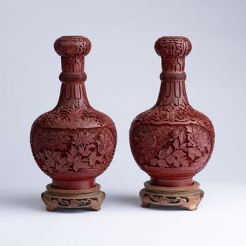 創(chuàng)匯期剔漆蒜頭瓶兩點