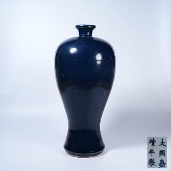 霽藍釉梅瓶