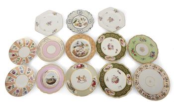 Lot 13 A COLLECTION OF ENGLISH PORCELAIN PLATES