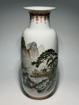 Grand vase cylindrique famille rose à paysage palatial, 19–20 siècle