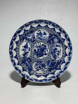 Grand plat bleu et blanc à médaillons de jeux et paysages, 18–19 siècle