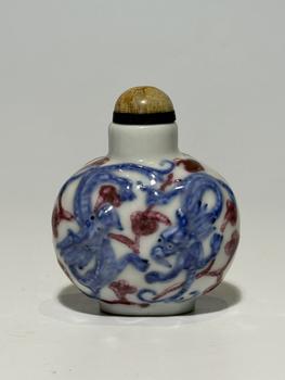 Tabatière ronde bleu et rouge à deux chimères, 18–19 siècle
