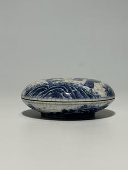 Bo?te à poudre bleu craquelé à scène, 19–20 siècle