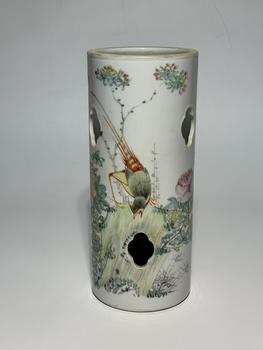Chapeau cylindrique perforé famille rose à oiseau sur rocher et fleurs, 19–20 siècle