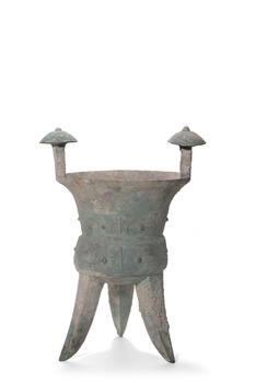Vase jiao tripode en bronze à deux colonnes sommitales, motifs de taotie, 16–11 siècles av. J.-C.