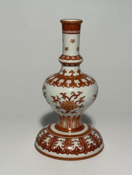 Vase à étages double gourde décoré en rouge de fer de lotus enroulés et frises géométriques, 18–19 siècle