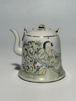 Théière cloche famille rose à femme sous rocher, 19–20 siècle