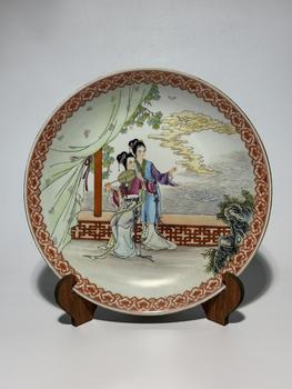Grand plat rond famille rose à deux belles femmes sous lune, 19–20 siècle