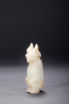 Sculpture en jade blanc à hibou debout, perforation au ventre, 11–8 av. J.-C.