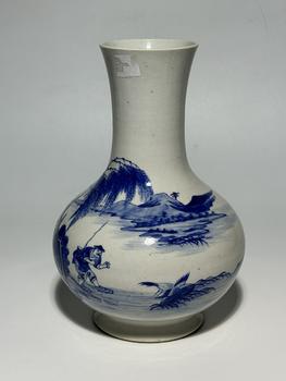 Vase à panse ronde bleu à paysage de pêcheur, 18–19 siècle