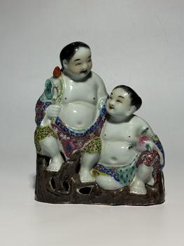 Statuette des deux enfants He-He famille rose sur rocher, 19–20 siècle