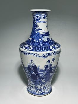 Grand vase bleu et blanc à personnages sur vagues, 18–19 siècle