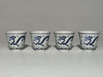 Quatre petites tasses bleu et blanc à motif dragon de feu, filets bleus au bord, 19–20 siècle