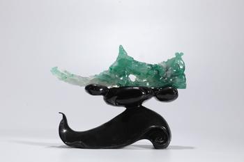 Sculpture de jadeite verte chinoise ancienne sur support, 19–20 s.