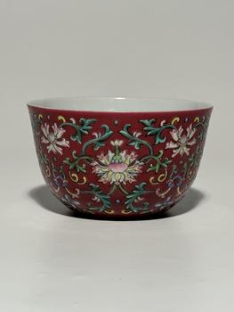 Bol famille rose sur fond rouge à lotus enroulés polychromes, 18 siècle