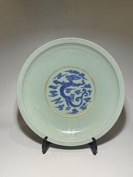 Grand plat céladon à dragon bleu, 18 siècle