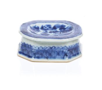 A Cantonese blue and white salt cellar