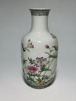 A Famille Rose Vase Adorned with Wild Chrysanthemum Blossoms, 19th–20th Century
