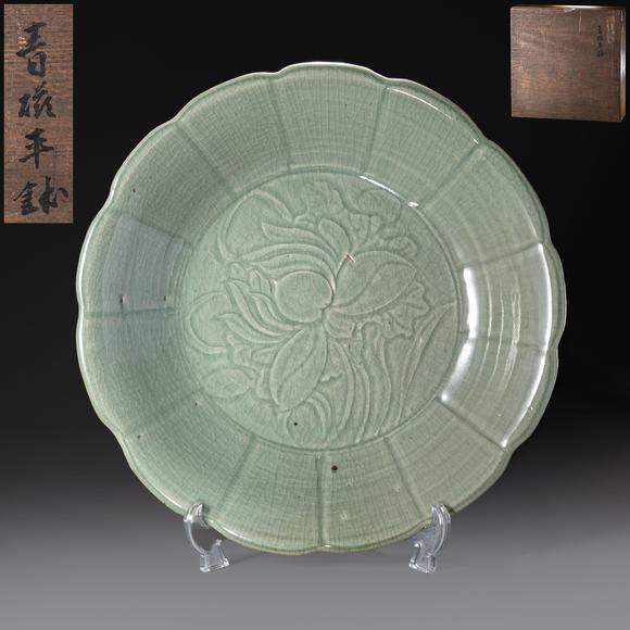 大阪國(guó)際青磁暗刻花卉文花口大缽